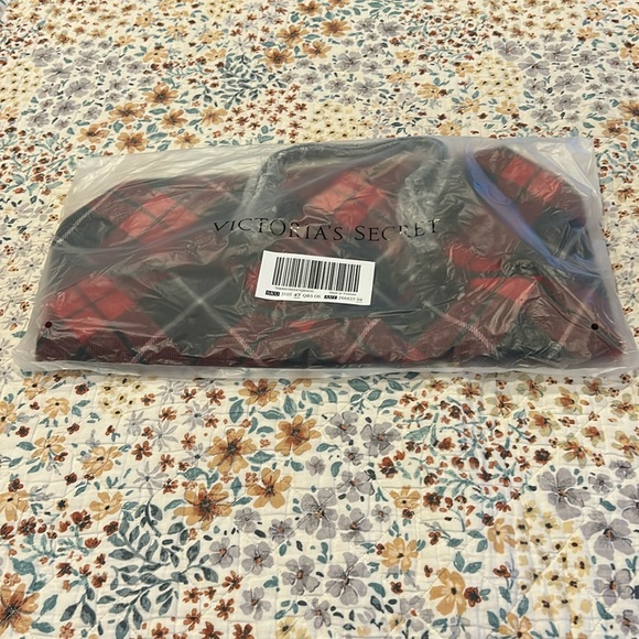 NWT Victoria’s Secret flannel tote. - Picture 2 of 10
